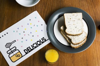 plaka üzerinde meyve suyu ve ekmek dilimleri