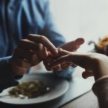 Adam kadının evlenme yüzüğü vermek 