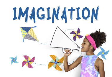 Megafon ile mutlu küçük kız