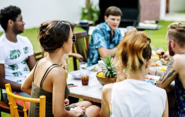 arkadaşlar Barbekü yemek 