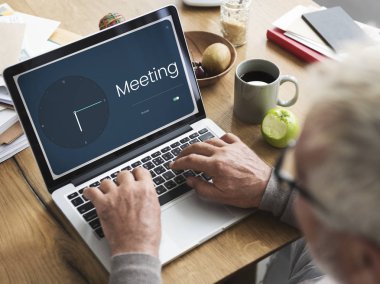 Dizüstü bilgisayarda çalışan kıdemli adam.