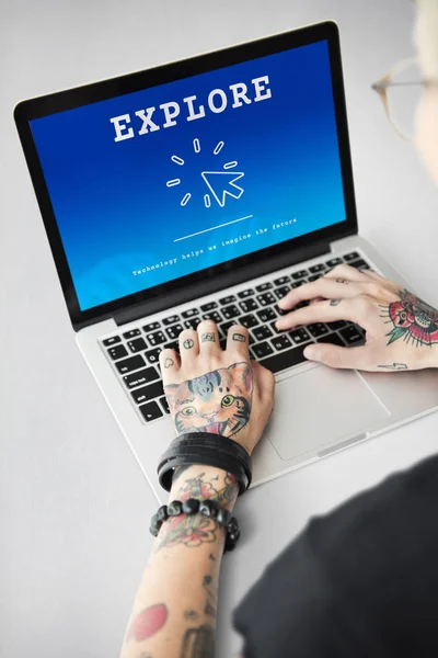 Tatuerade person att skriva på laptop. — Stockfoto