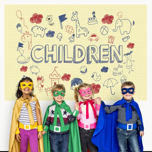 Niños con disfraces de súper héroe —  Fotos de Stock