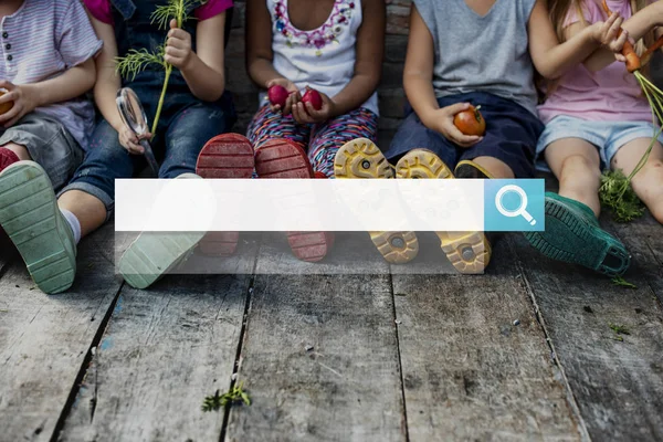 Niños sosteniendo verduras —  Fotos de Stock