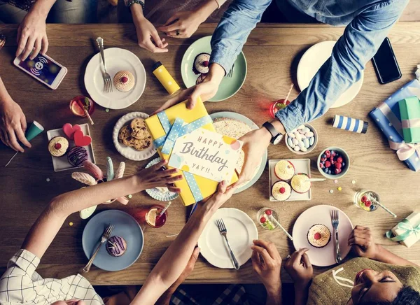 As pessoas celebram o aniversário à mesa — Fotografia de Stock