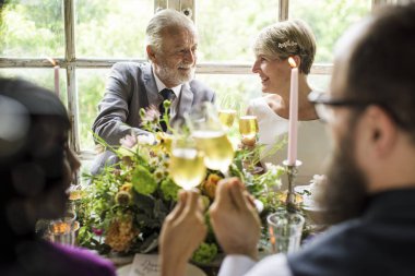 Düğün masadaki çift