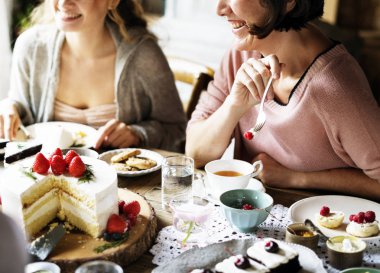 Çay partisi üzerinde toplama arkadaşlar