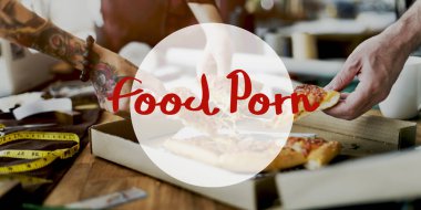 moda tasarımcıları pizza dilimleri kapma