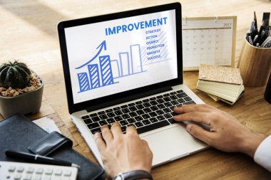 dizüstü bilgisayar kullanan iş kişi