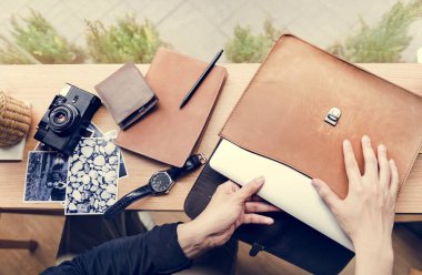 Bir şey orijinal deri çantadan alarak eller photoset