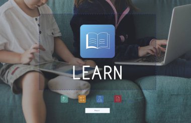 kız ve erkek kardeş dijital cihazlar kullanarak