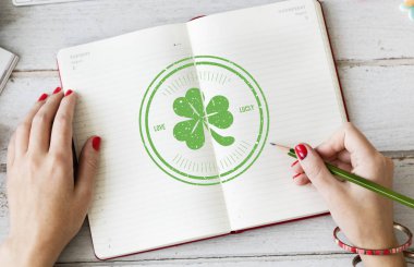 Not defterinde yazılı kadının elleri 