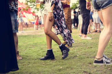  Arkadaşlar eğleniyor.