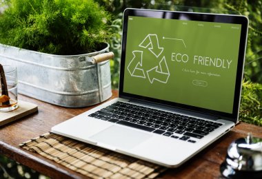 çalışma bilgisayar laptop, dijital not defteri ve çevre dostu kavramı 
