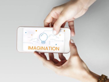 Elinde insan holding cep telefonu  