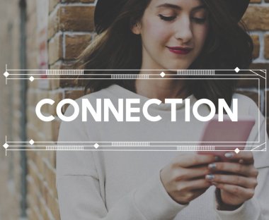 Akıllı telefon kullanan kadın 