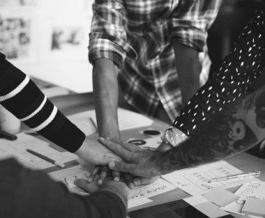 Yaratıcı insanlar ofiste beyin fırtınası