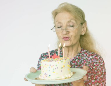 Yaşlı kadın ablowing mumlar 