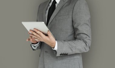 Tablet kullanarak iş adamı