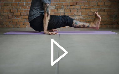 Yoga egzersiz egzersiz yapan erkek