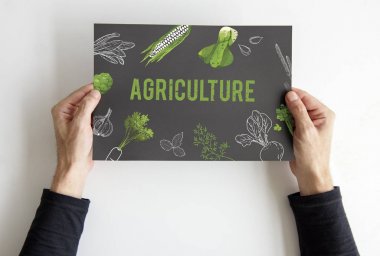 afişini holding eller 