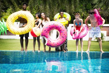 Yüzme havuzunda ayakta arkadaşlar