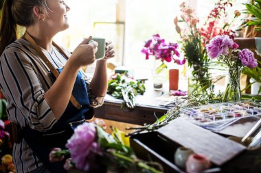 Çiçekçi kadın içme kahve