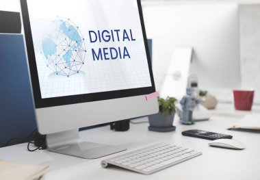 bilgisayar çalışma masası üzerinde 