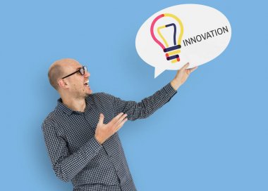 Adam konuşma balonu tutar  