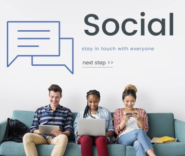 Arkadaşlar dijital cihazlar kullanarak 