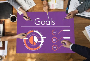 Eller iş adamları tablo üzerinde 