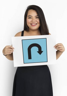 Asyalı kadın afişini tutar