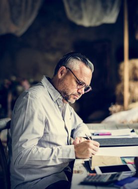 Ofiste çalışan iş adamı 