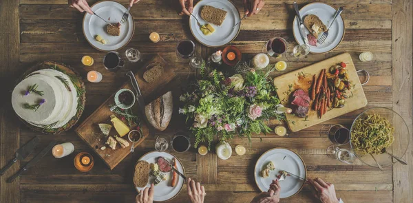 Gelin ve damat arkadaşlarıyla yemek — Stok fotoğraf