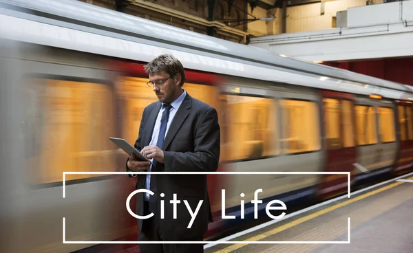 Επιχειρηματίας χρησιμοποιώντας ψηφιακό tablet στο μετρό, — Φωτογραφία Αρχείου