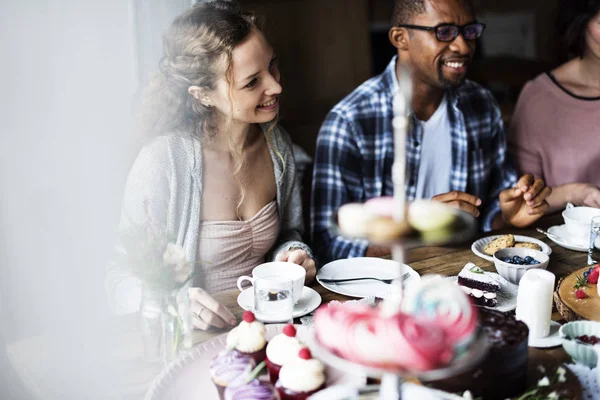 Amigos reuniéndose en la fiesta del té — Foto de Stock