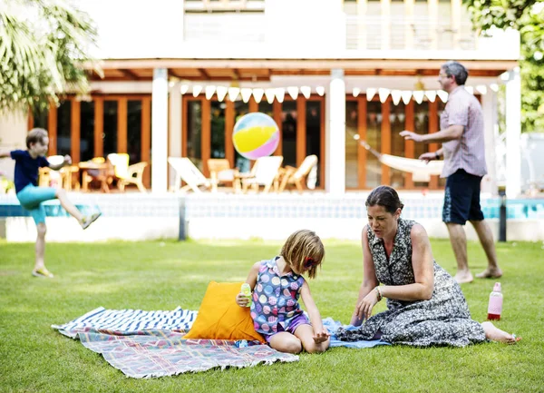 Famiglia trascorrere del tempo insieme in cortile — Foto Stock