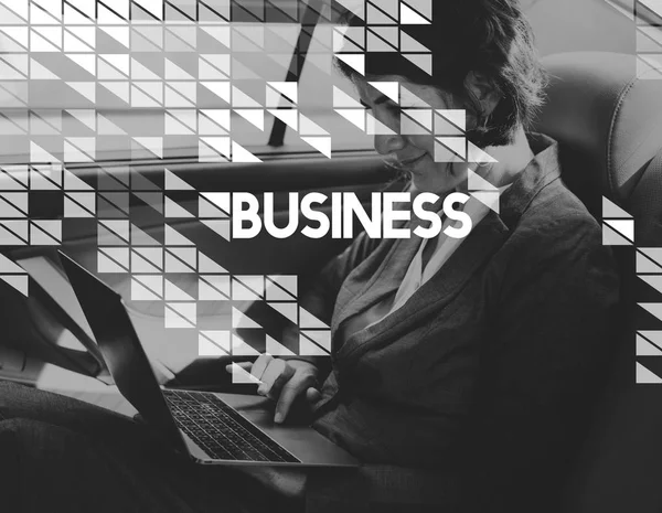 Kobieta biznesu pracująca z laptopem — Zdjęcie stockowe