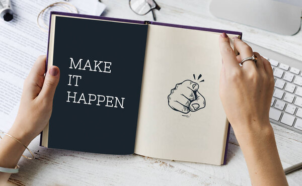 женщина читает книгу