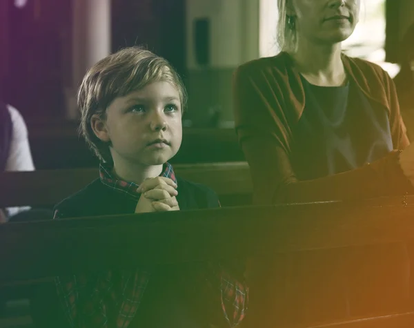 교회에서 기도 하는 소년 — 스톡 사진