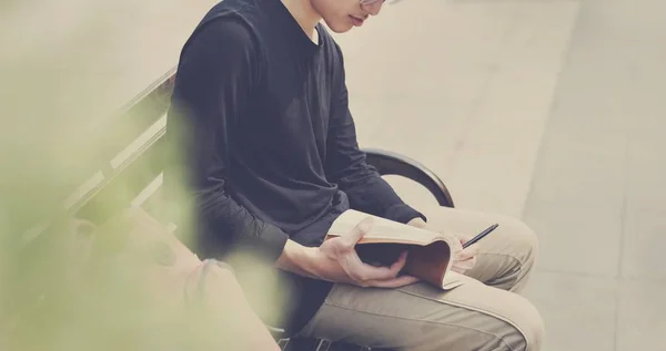 Estudiante escribiendo en cuaderno —  Fotos de Stock