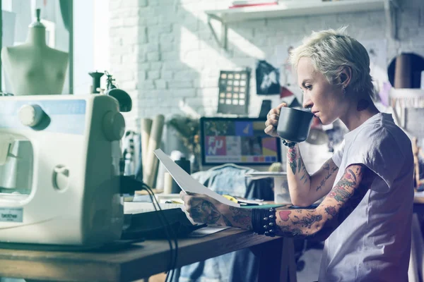 Модный дизайнер пьет кофе — стоковое фото