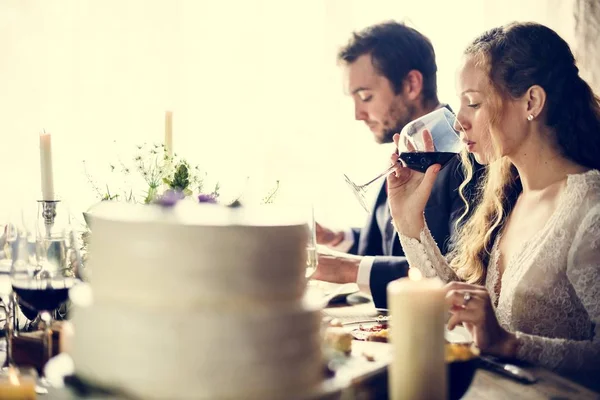 Bruid en bruidegom maaltijd met vrienden — Stockfoto
