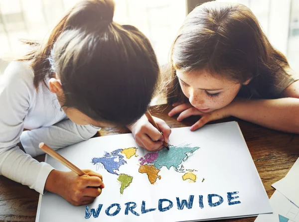 Duas meninas desenho mapa do mundo — Fotografia de Stock