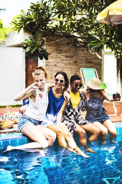 Ragazze amiche appendere fuori — Foto Stock