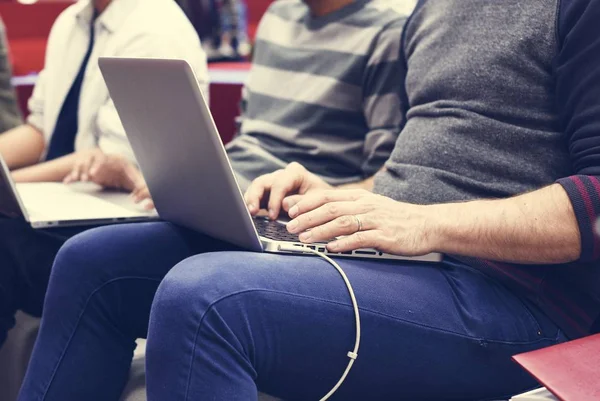 Pessoas usando laptop no escritório — Fotografia de Stock