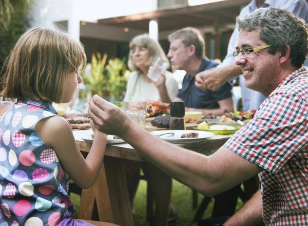 Familia teniendo fiesta barbacoa —  Fotos de Stock