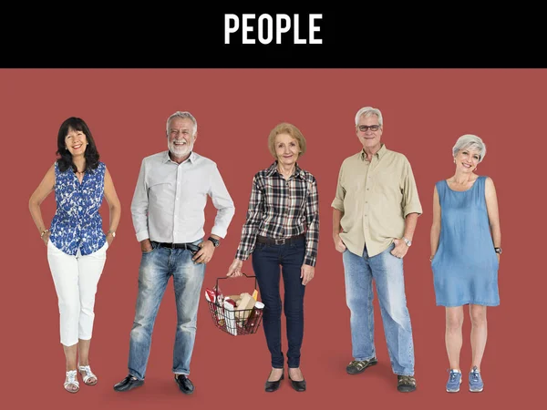 Personas adultas mayores de pie en fila — Foto de Stock
