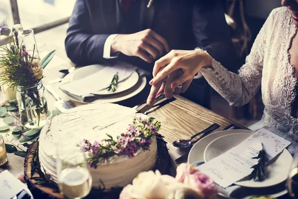 Braut und Bräutigam schneiden Kuchen — Stockfoto