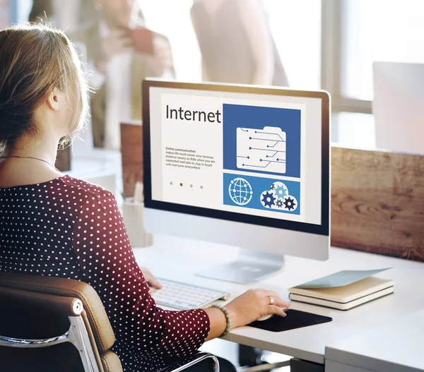 Businesswoman working on computer — Stock Photo, Image